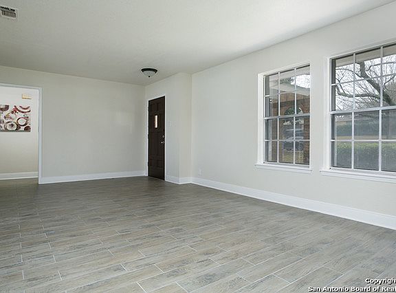 5th image of 3211 Oneida Dr