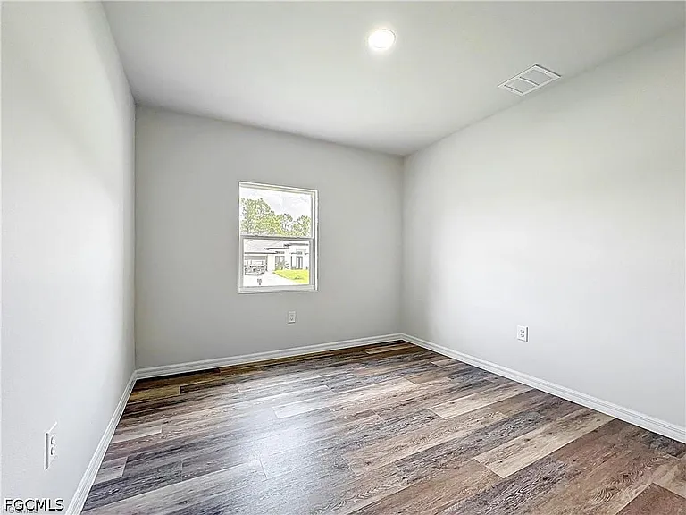912 Anthony St E — Photo 12