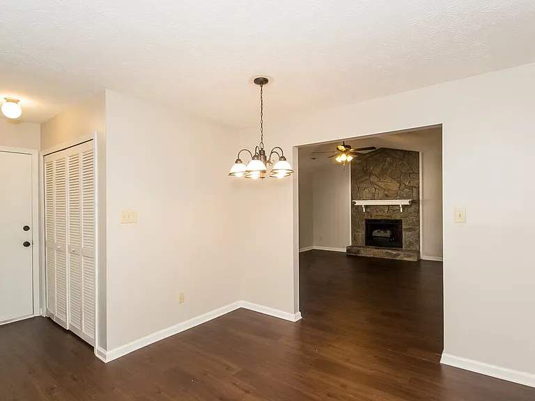 470 Rosehill Dr — Photo 4
