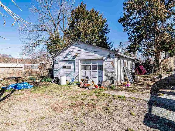3rd image of 209 Whiting St