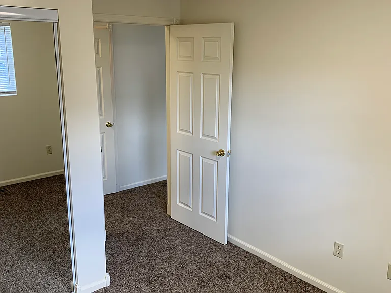 450 Lawrence St — Photo 17