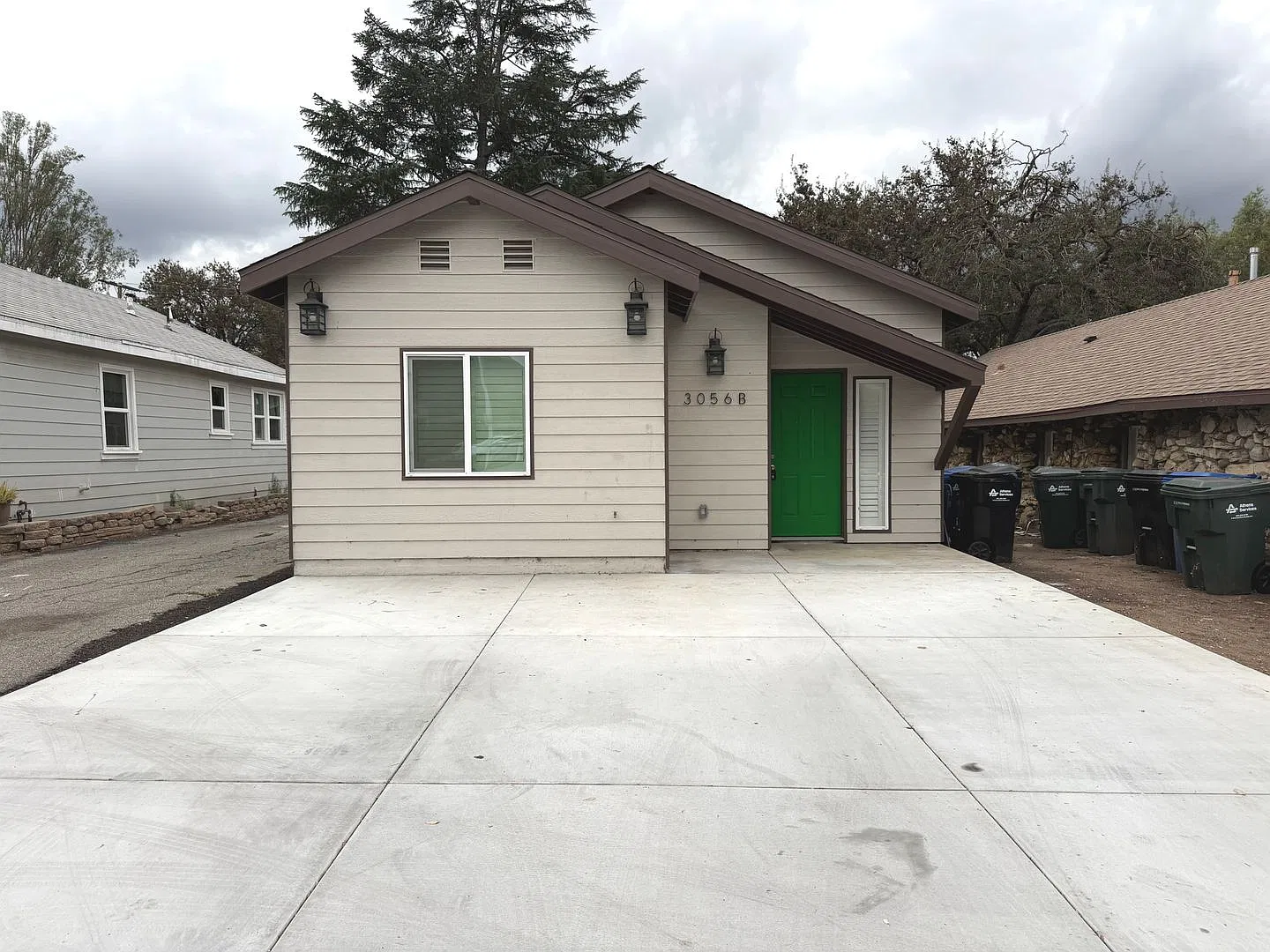 Charming 3 Bedroom Home with Private Backyard in Thousand Oaks! — Photo 1