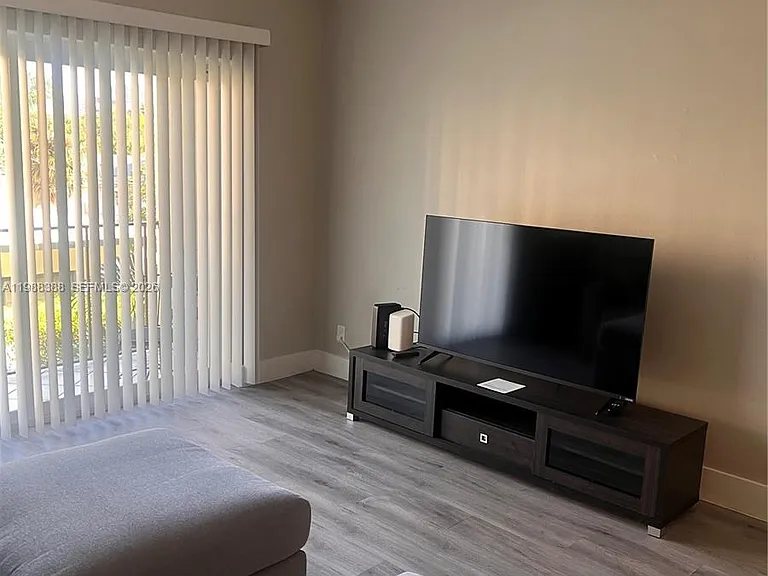 400 N Riverside Dr #214 — Photo 9