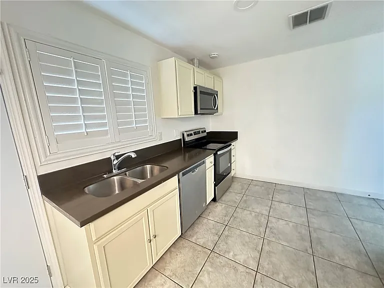 501 Slayton Dr — Photo 5