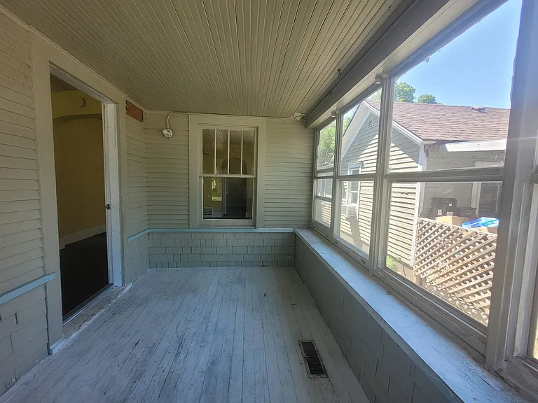 915 W 3rd St — Photo 5