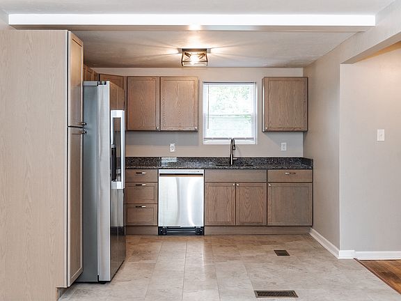 3rd image of 626 Ridgemont Dr