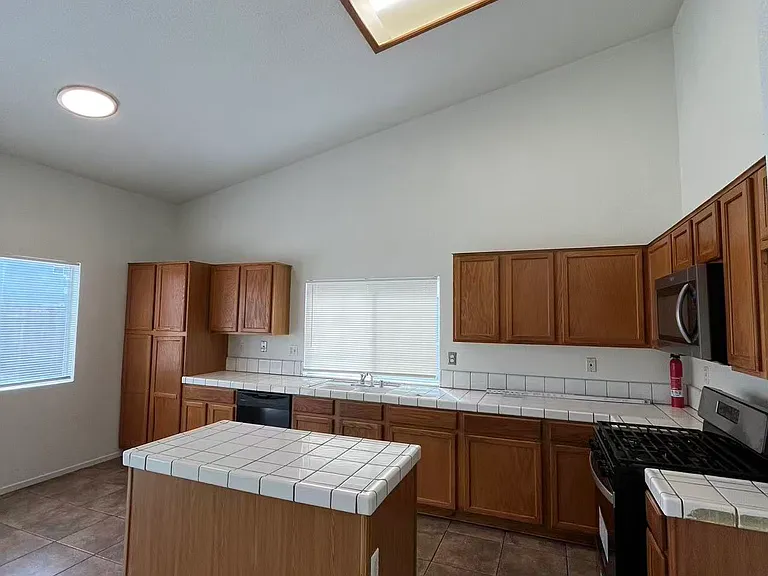 1022 Bess Pl — Photo 10
