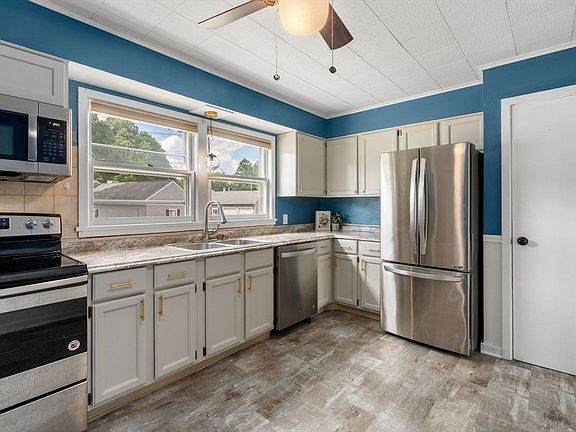 3rd image of 55 Meadowlark Ln