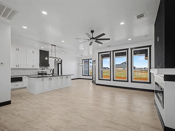 3rd image of 2440 Canyon Cir