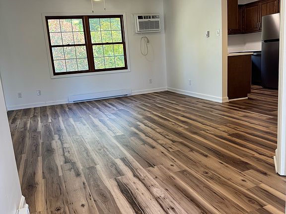 3rd image of 206 Urbandale Pkwy #1