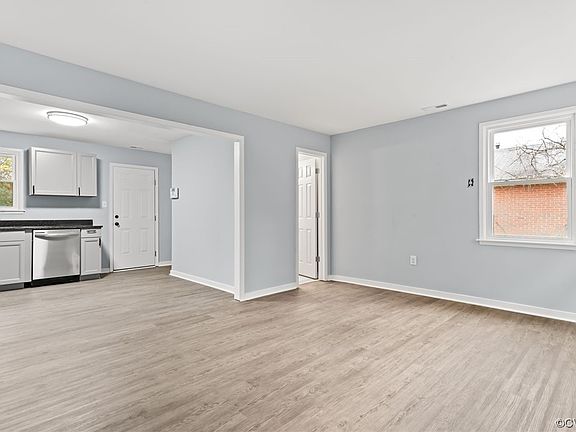 3rd image of 2211 Hildreth St