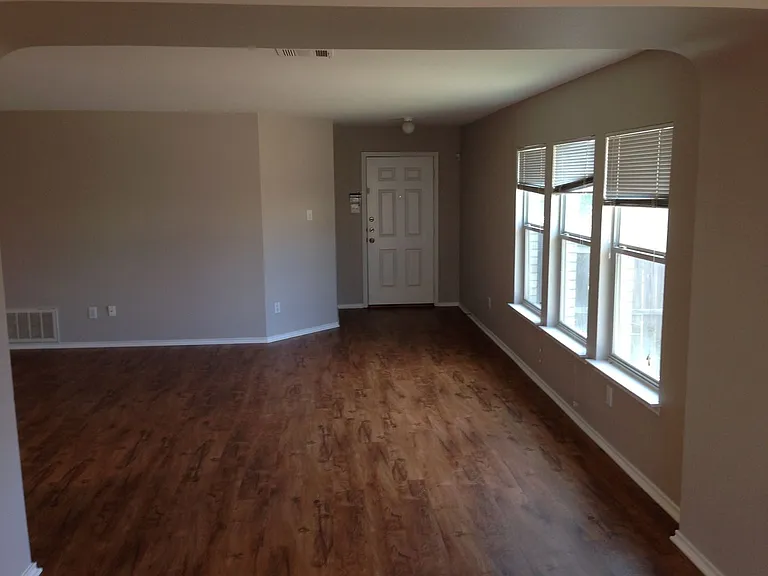 313 Edgewood Cv — Photo 9