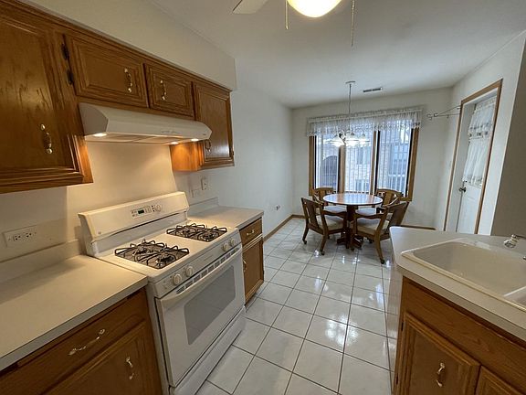 5th image of 13950 S Lavergne Ave #912