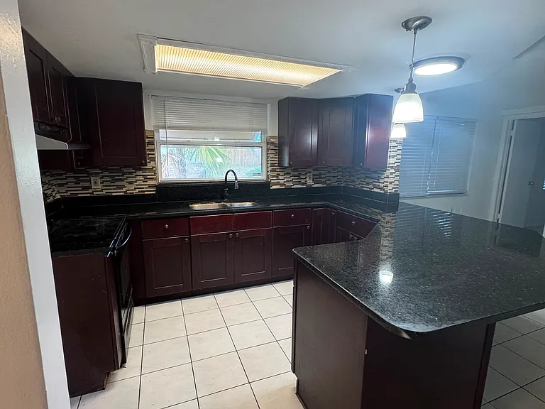 7725 Bloomfield Dr — Photo 5