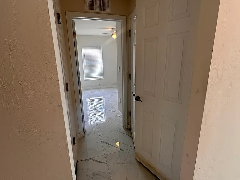 2927 NW 4th Pl — Photo 10