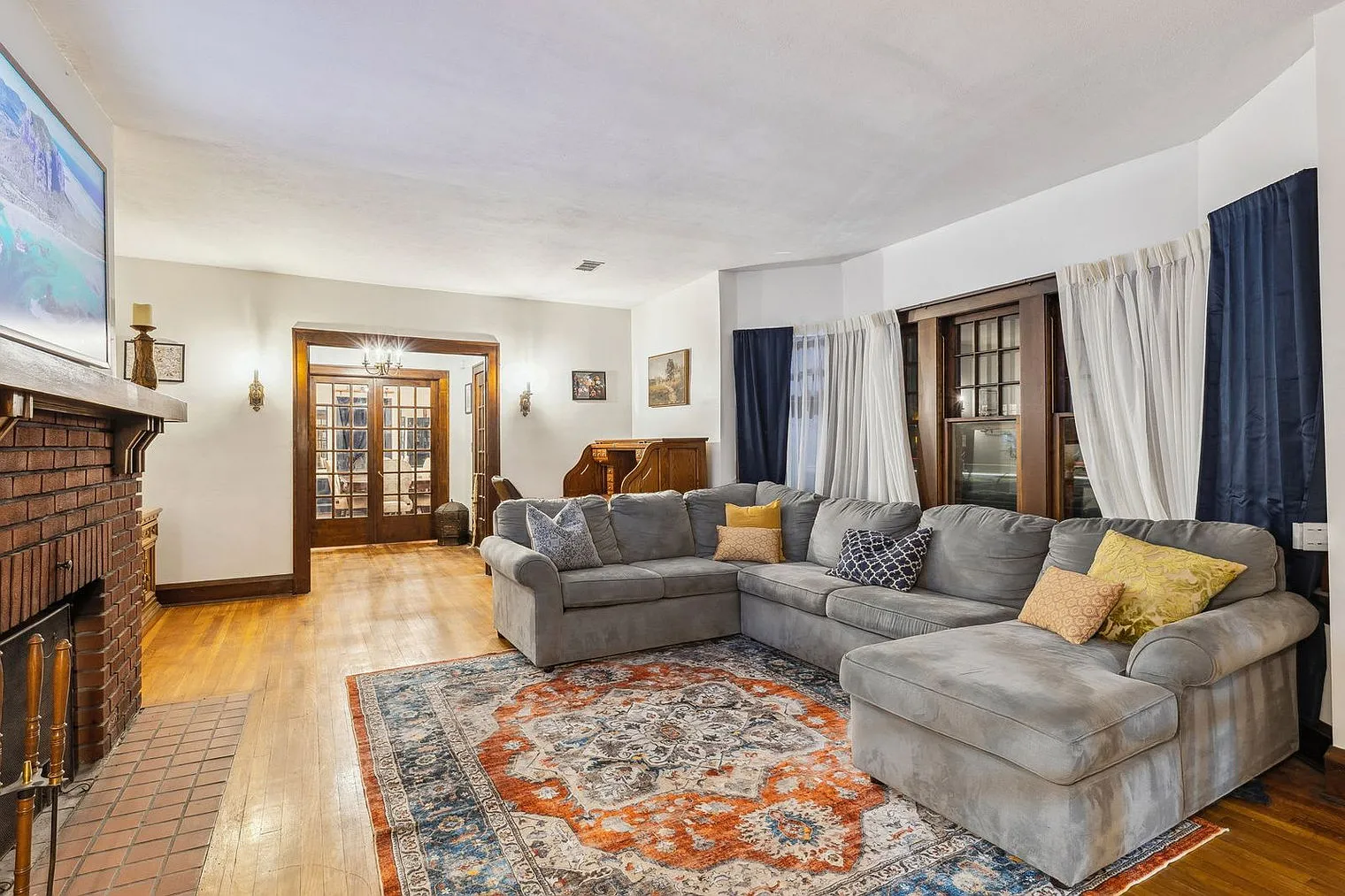 6 bed, 2.0 bath, 3401 sqft, $9,256 — Photo 3