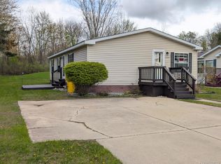 11359 N Lake Dr, Fenton, MI 48430