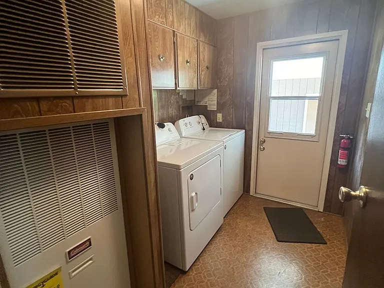 1052 SE Deep Lake Rd — Photo 9