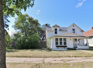 725 4th St NW, Minot, ND 58703