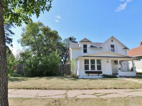 725 4th St NW, Minot, ND 58703