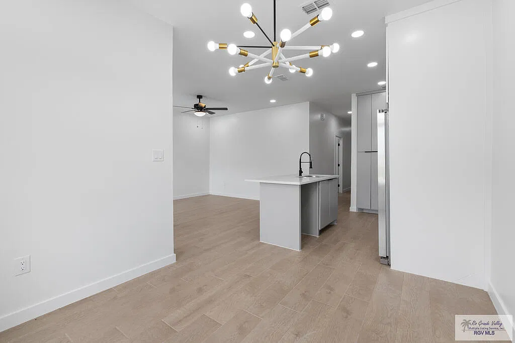 3 bed, 2.0 bath, 1123 sqft, $2,100 — Photo 3