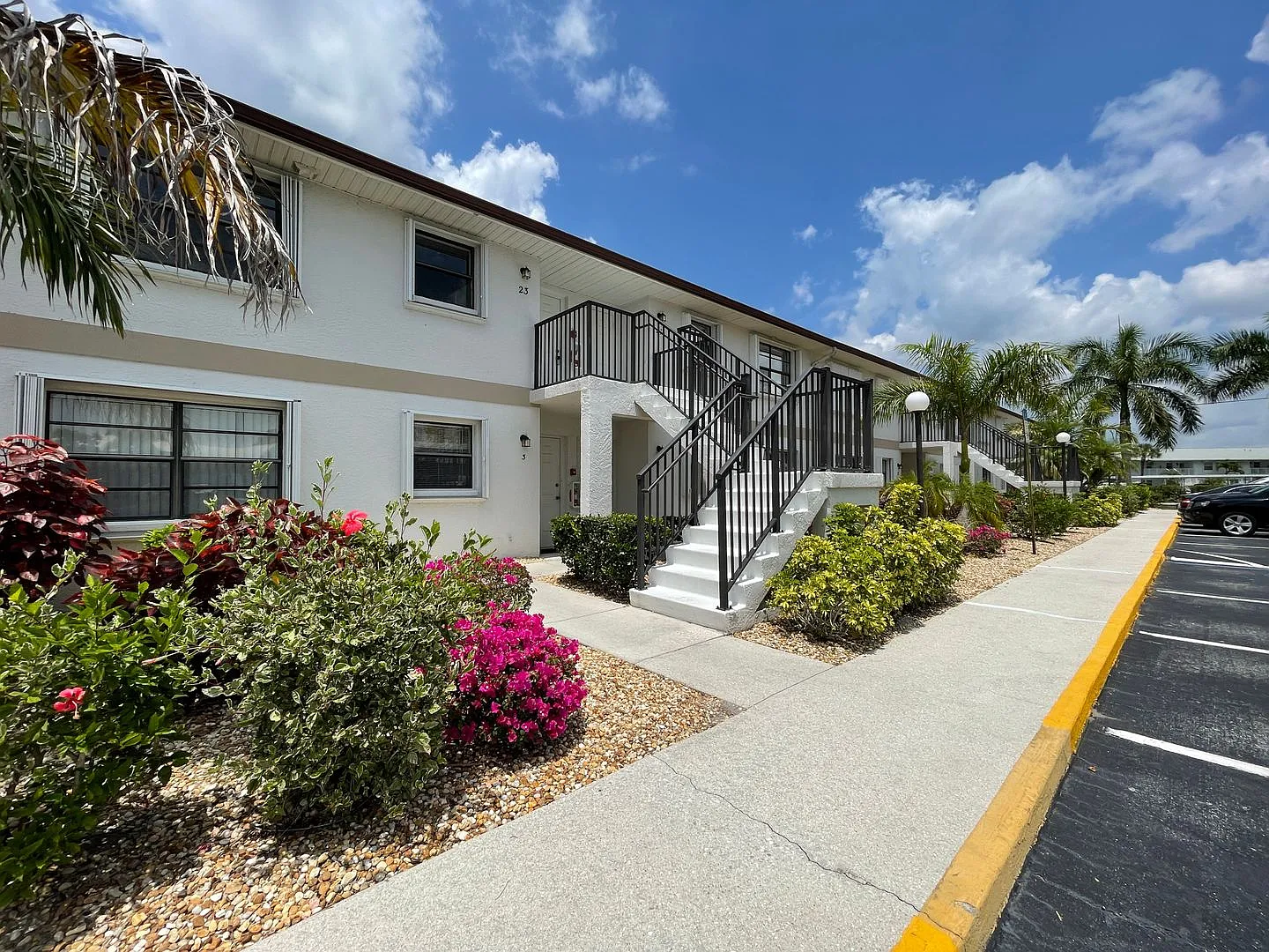 Centrally Located- Updated Unfurnished Annual Rental — Photo 2