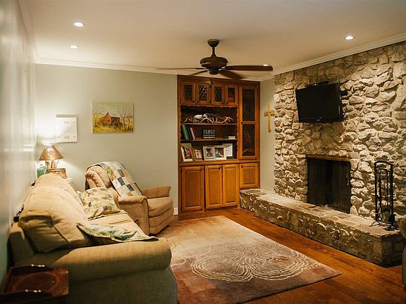 4th image of 1612 S Surrey Dr