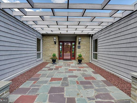 3rd image of 424 Moonhill Dr