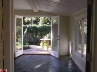 516 Van Velsir Dr, Calabasas, CA 91302