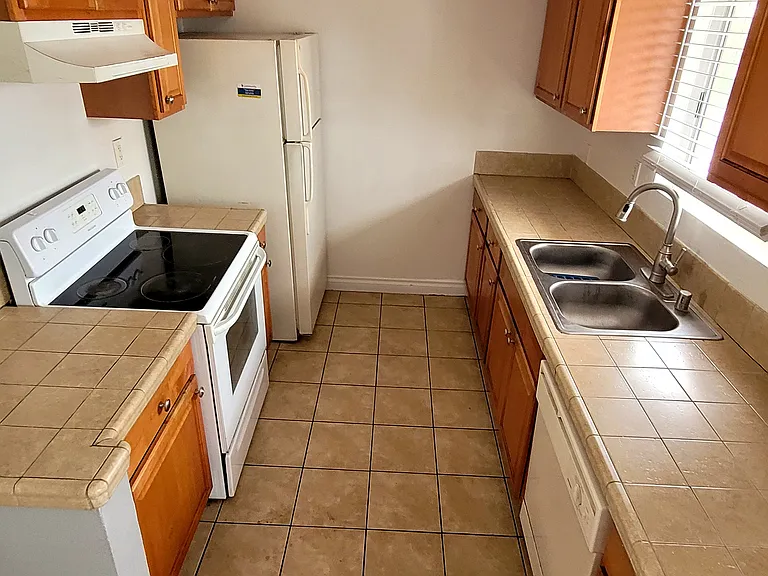 862 S Mollison Ave #10 — Photo 5