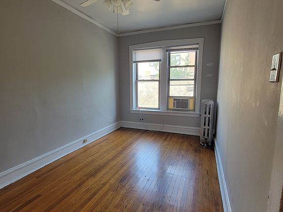 3rd image of 946 W Cuyler Ave APT 2