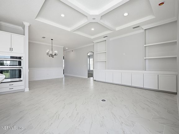 5th image of 828 OAKLAWN Court