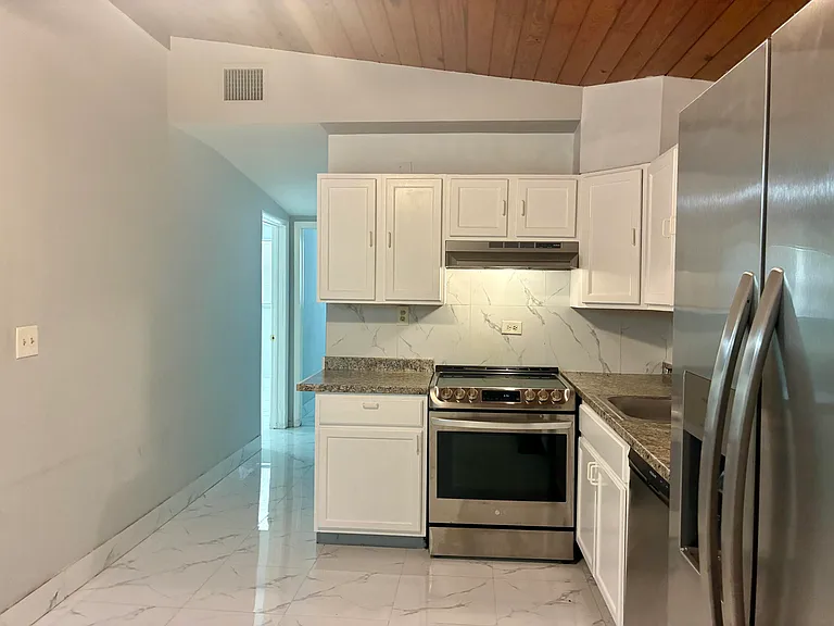 3630 SW 46th Ave — Photo 5