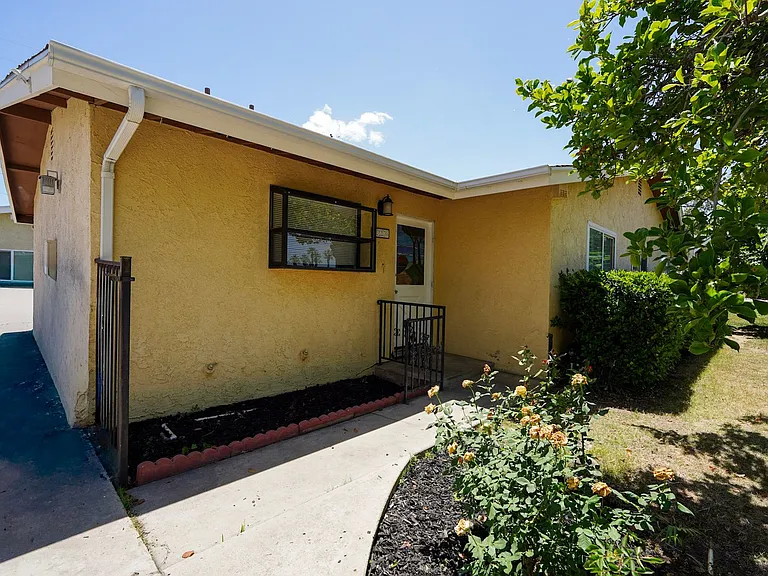 220 Lilac Ct — Photo 2