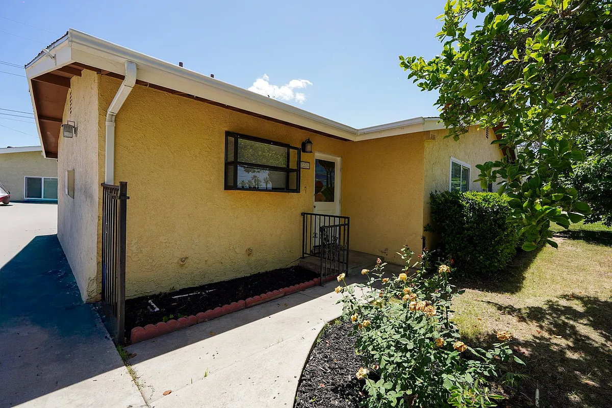 Building Photo - 220 Lilac Ct