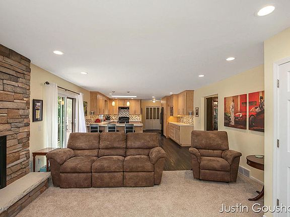 3rd image of 2984 Canyonside Ct NE