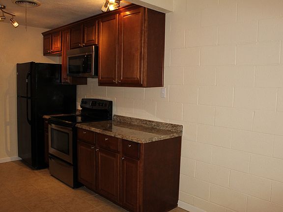 5th image of 4 Oakmont Cir