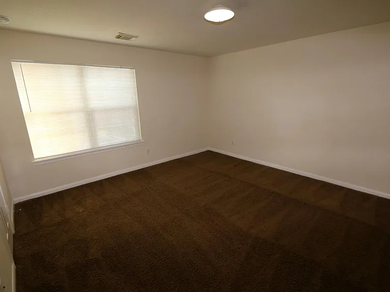 15611 Leeds Ln — Photo 15