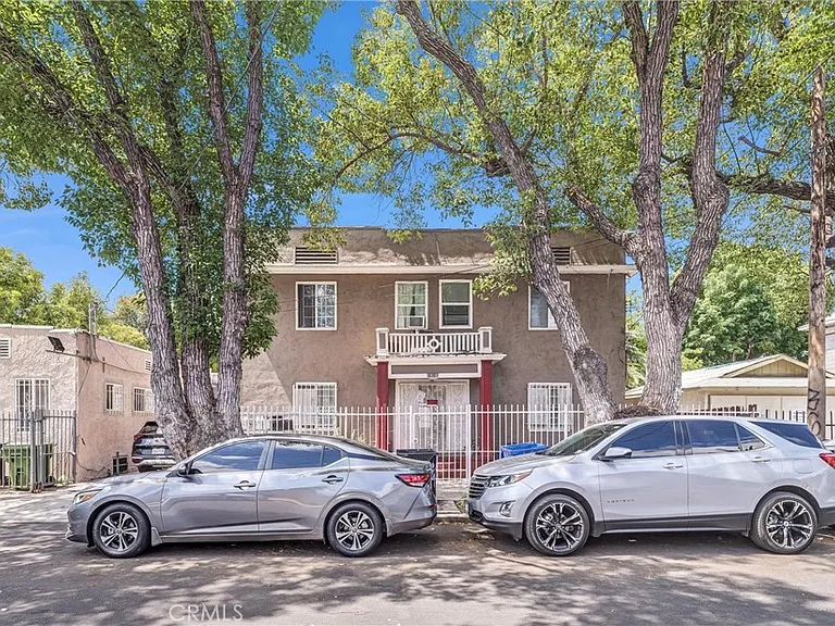 166 E 36th Pl — Photo 1