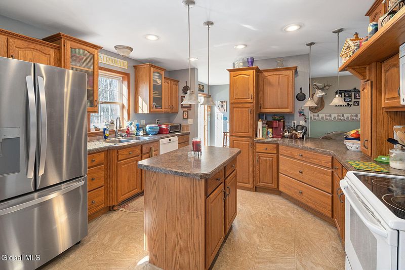 5th image of 205 Winegard Road