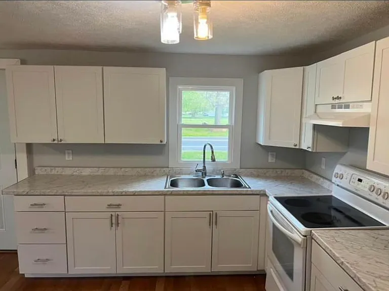 6181 Lakeshore Rd — Photo 3
