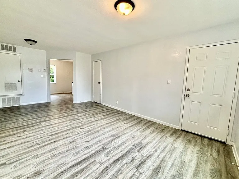 82 West — Photo 31