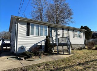 530 Oaklawn Ave, Cranston, RI 02920