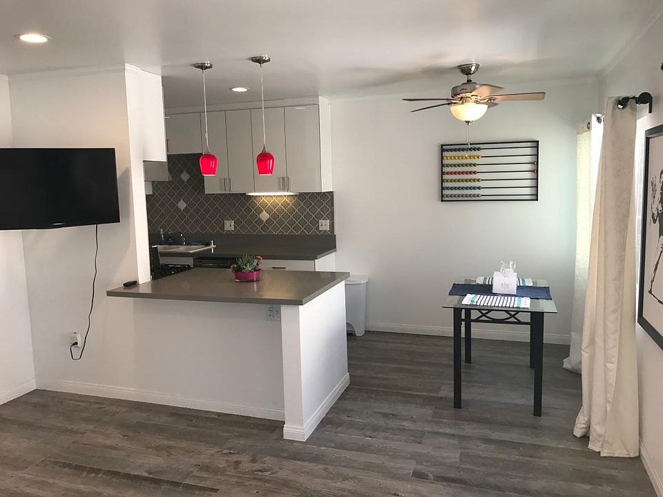 Quartz bartop and breakfast nook