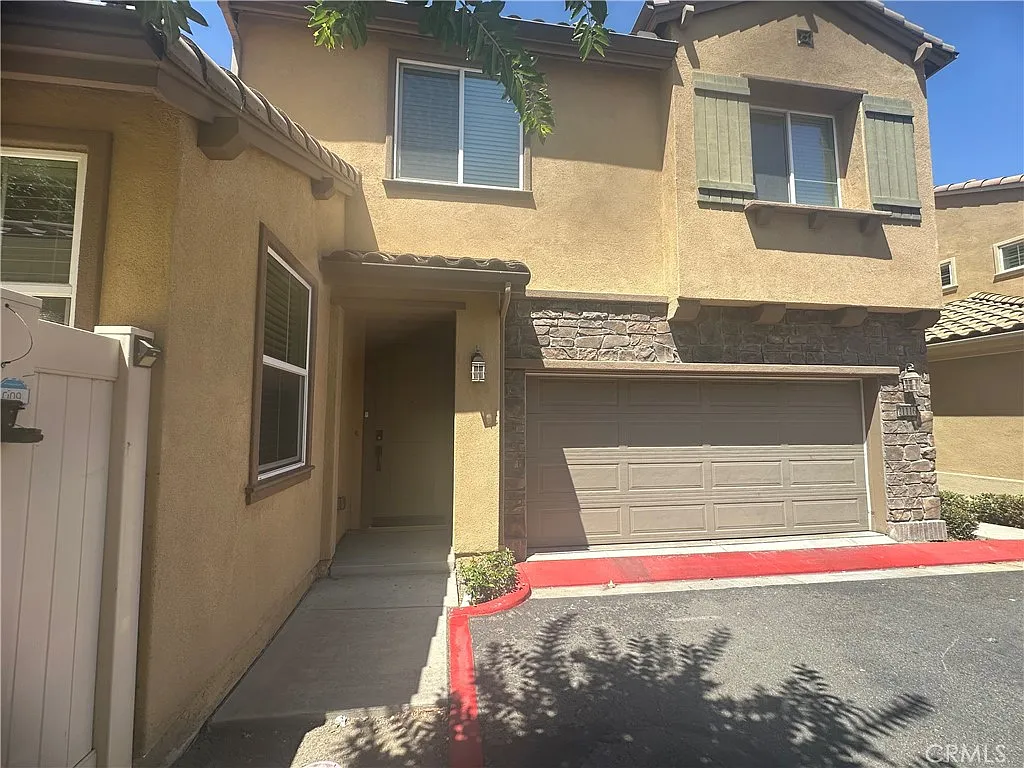 4 bed, 2115 sqft, $4,600 — Photo 2