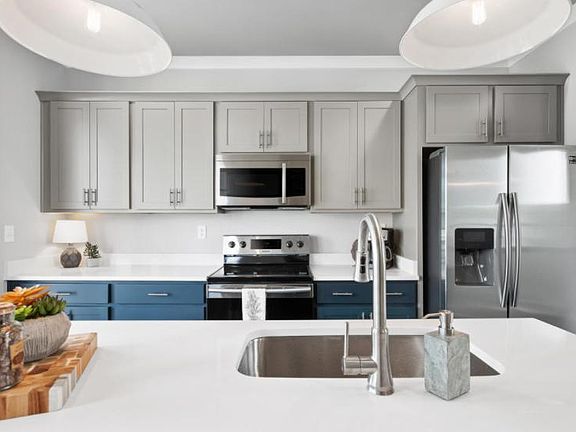 4th image of 3175 Saint Elmo Ave #2