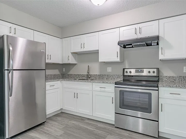 913 April Hills Blvd — Photo 2
