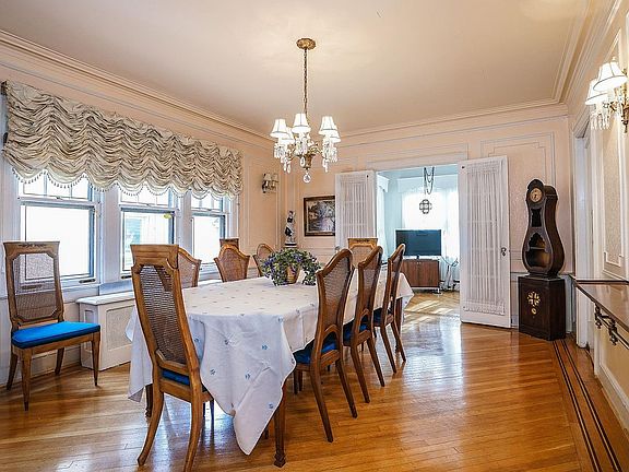 4th image of 2218 Avenue