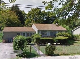 31 Saint Andrews Dr, Brentwood, NY 11717