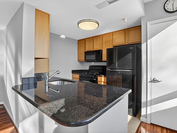 4th image of 355 I St SW APT 523